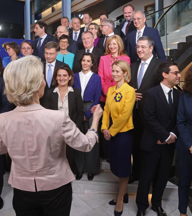  Frankreich, Straßburg: Ursula von der Leyen (CDU, vorne), Präsidentin der Europäischen Kommission, stellt sich im EU-Parlament mit den Kommissionsmitgliedern