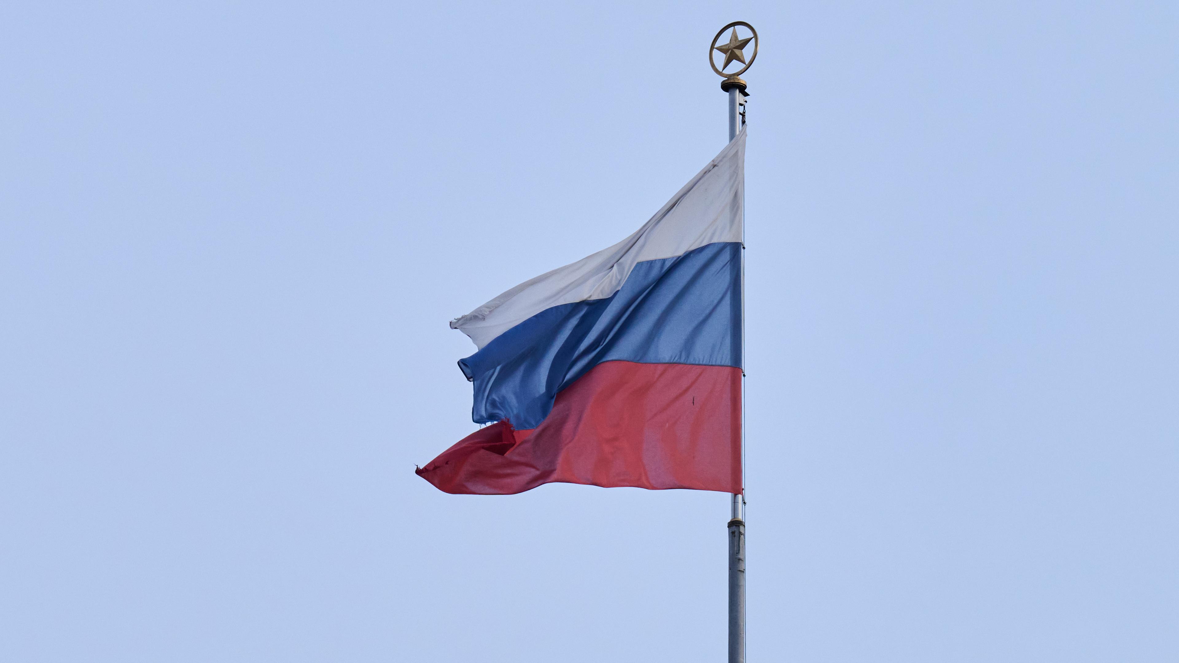eine russische Flagge weht au der russischen Botschaft