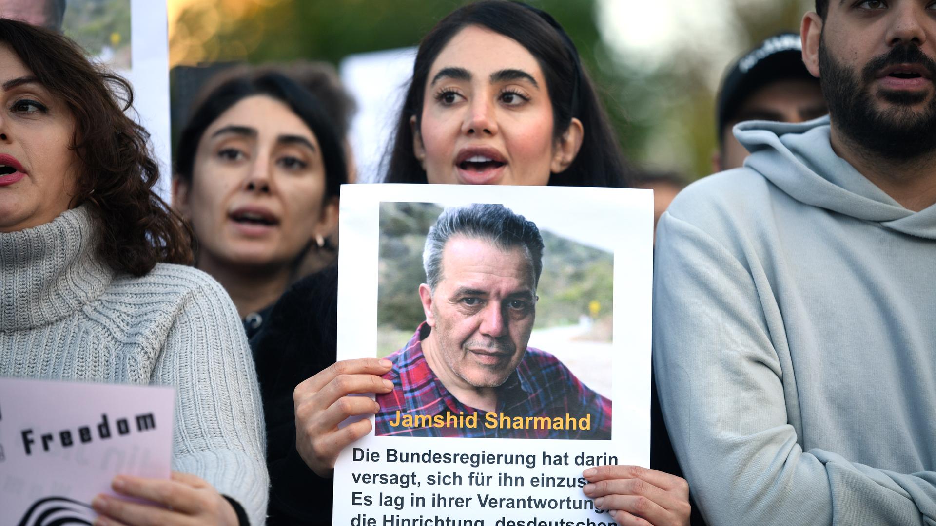 Protestaktion vor dem iranischen Konsulat in Frankfurt