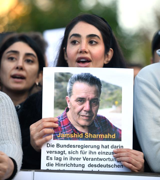 Protestaktion vor dem iranischen Konsulat in Frankfurt