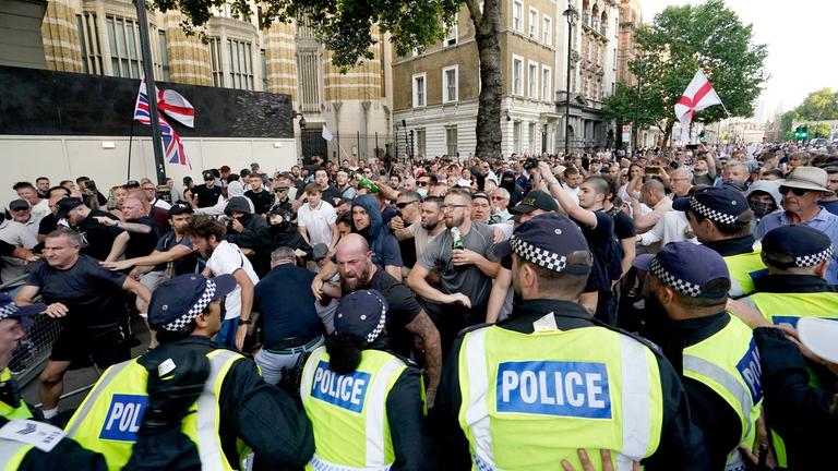 Nach Bluttat in Southport - Krawalle auch in London