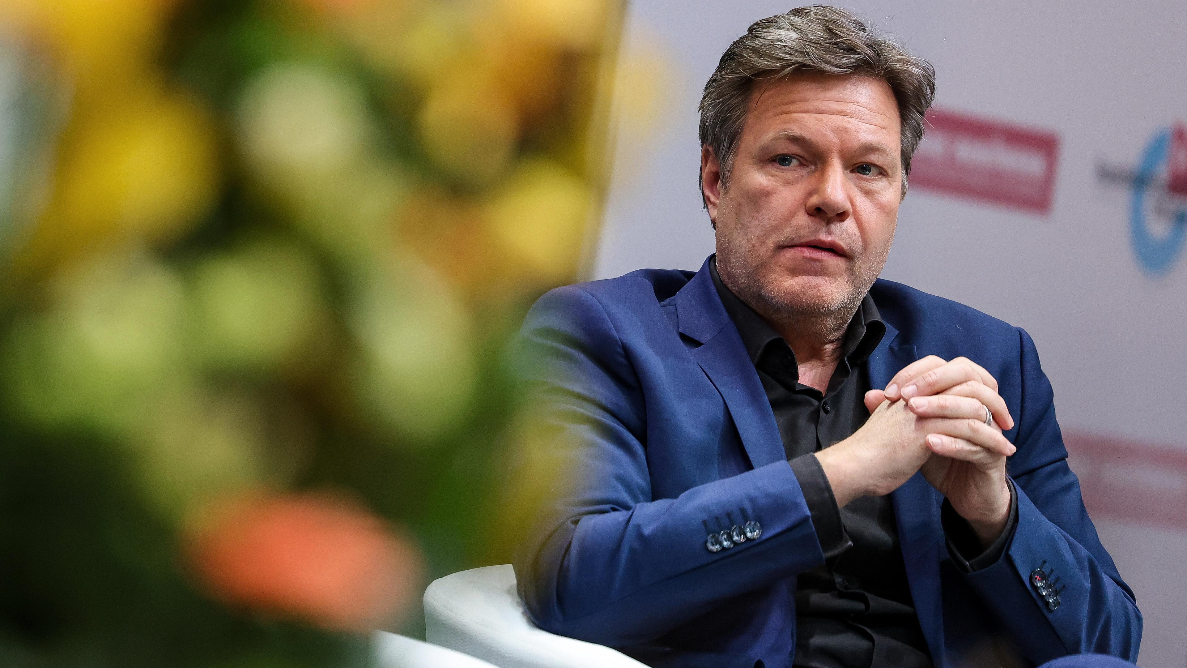 14.02.2024, Sachsen, Leipzig: Robert Habeck (Bündnis 90/Die Grünen), Bundesminister für Wirtschaft und Klimaschutz, sitzt beim Handwerkspolitischen Forum Ost.