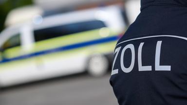 Zollbeamte bei einer Kontrolle. Die Steuerfahndung Hamburg hat zusammen mit dem Hauptzollamt Hamburg · Finanzkontrolle Schwarzarbeit · und mit Unterstützung der Polizei Hamburg 19 Durchsuchungsbeschlüsse in Hamburg und Schleswig- Holstein wegen des Verdachts der bandenmäßigen Steuerhinterziehung und des bandenmäßigem Vorenthaltens von Arbeitsentgelten vollstreckt.