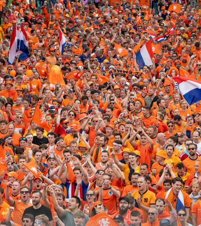  02.07.2024, München: Fans von Holland gehen vor dem Spiel bei einem Fanwalk durch den Olympiapark. 