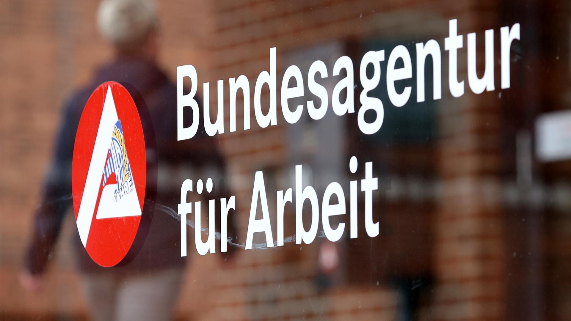 Wismar, Archiv 26.04.2024: Das Logo der Bundesagentur für Arbeit in Wismar