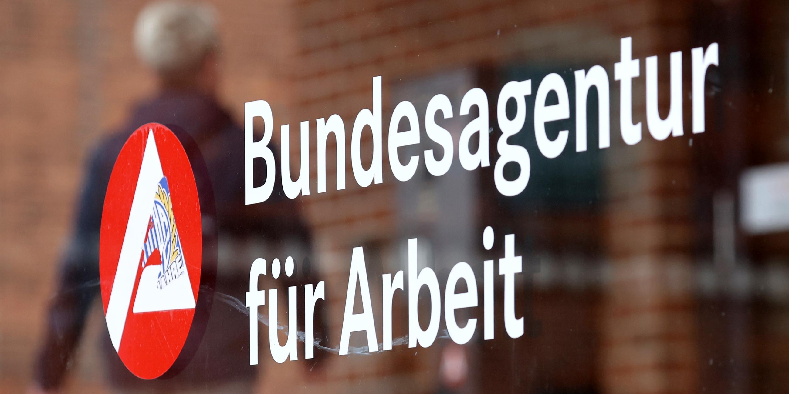 Wismar, Archiv 26.04.2024: Das Logo der Bundesagentur für Arbeit in Wismar