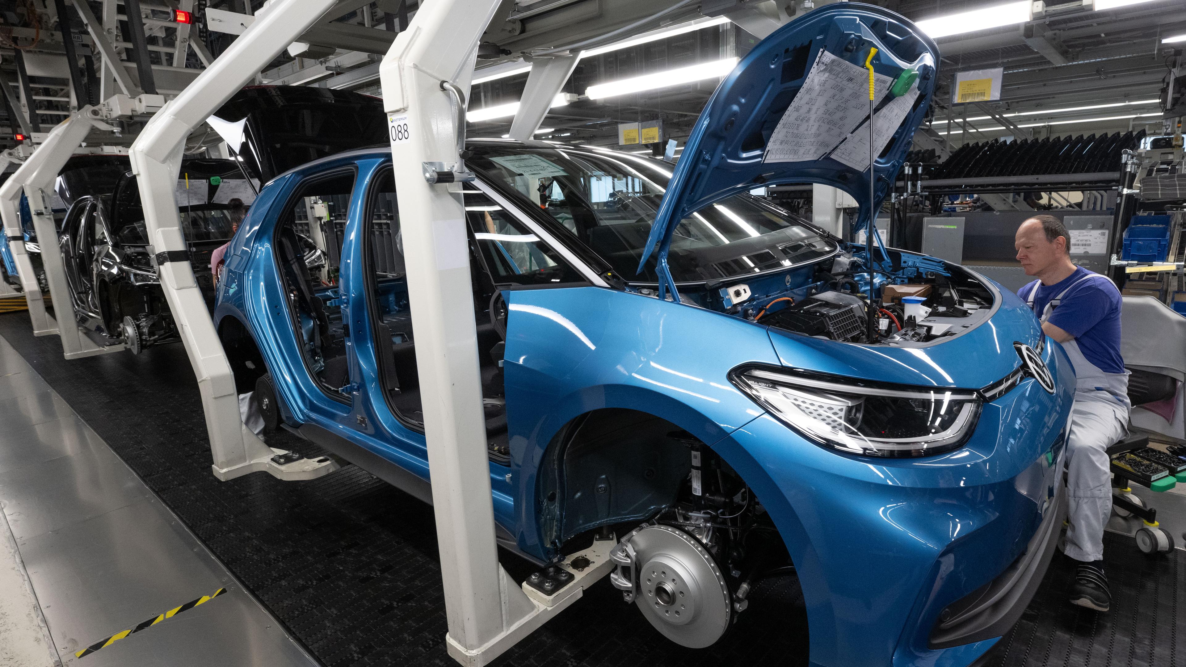 24.05.2023, Sachsen, Zwickau: Ein Modell der neuen Generation des ID.3 wird im Werk von Volkswagen in Zwickau montiert.