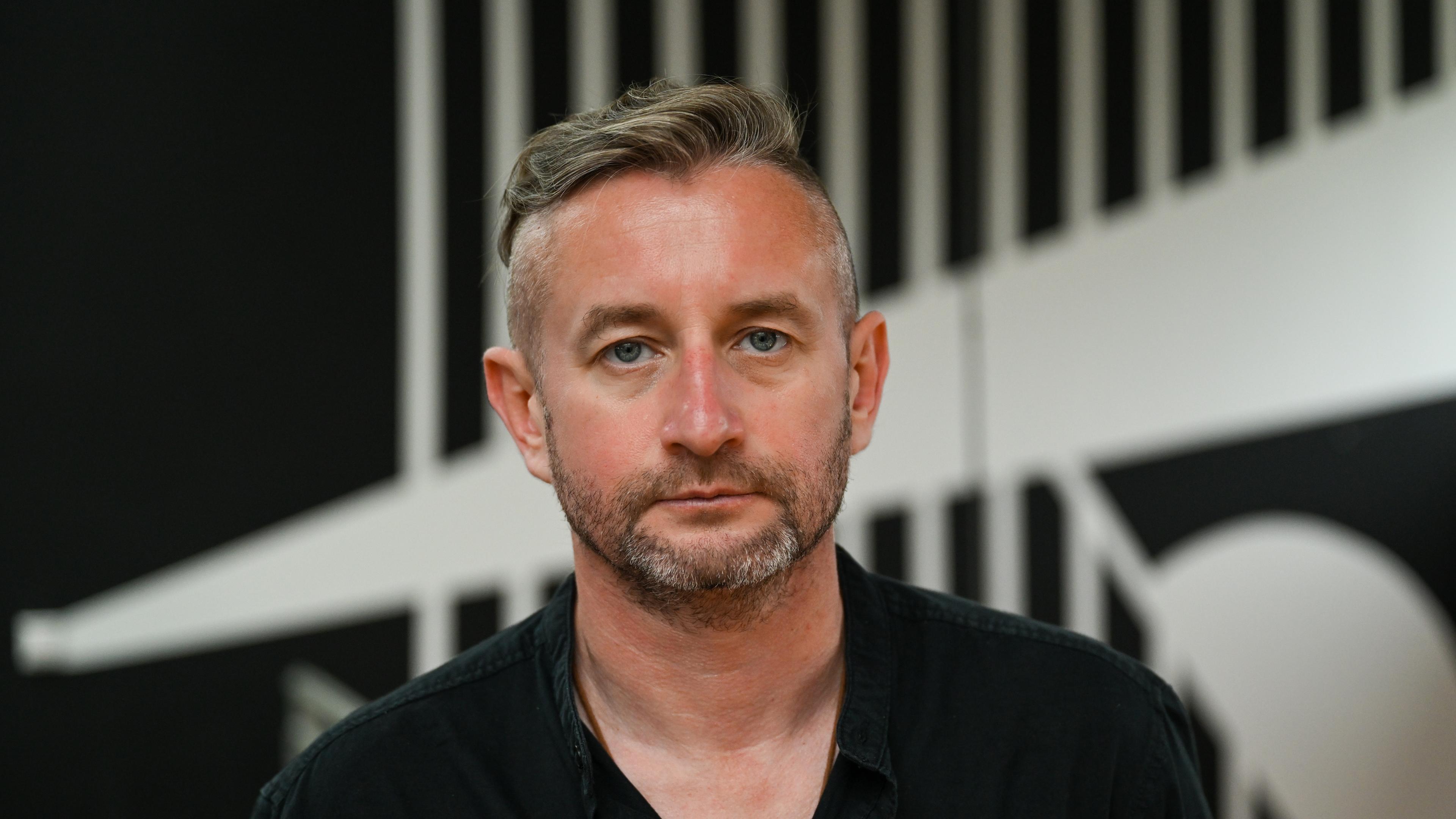 01.07.2023, Brandenburg, Potsdam: Der ukrainische Schriftsteller Serhij Schadan, aufgenommen im Rahmen des Literaturfestivals im Waschhaus Schiffbauergasse vor einer Lesung. 