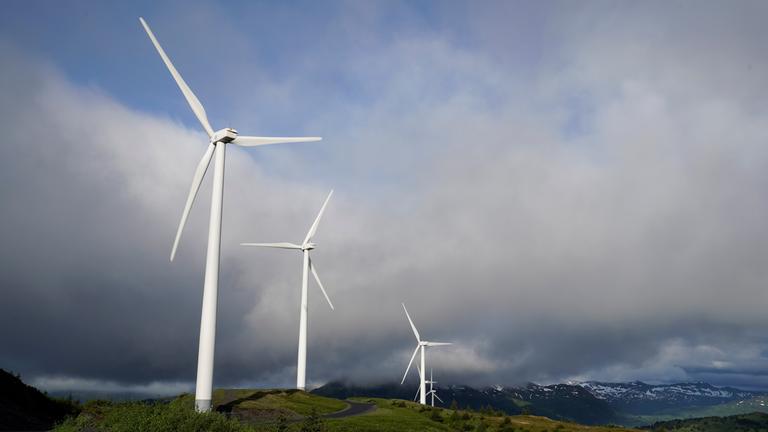 25.06.2023, USA, Kodiak: Windkraftanlagen arbeiten am 25. Juni 2023 in Kodiak, Alaska. Zum 50-jährigen Bestehen der Internationalen Energieagentur (IEA) steht der Abschied von fossilen Energieträgern und die Notwendigkeit beschleunigter Anstrengungen für den Klimaschutz im Mittelpunkt.