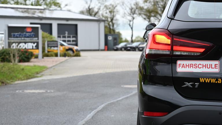  Blick auf das Heck eines Fahrschulautos.