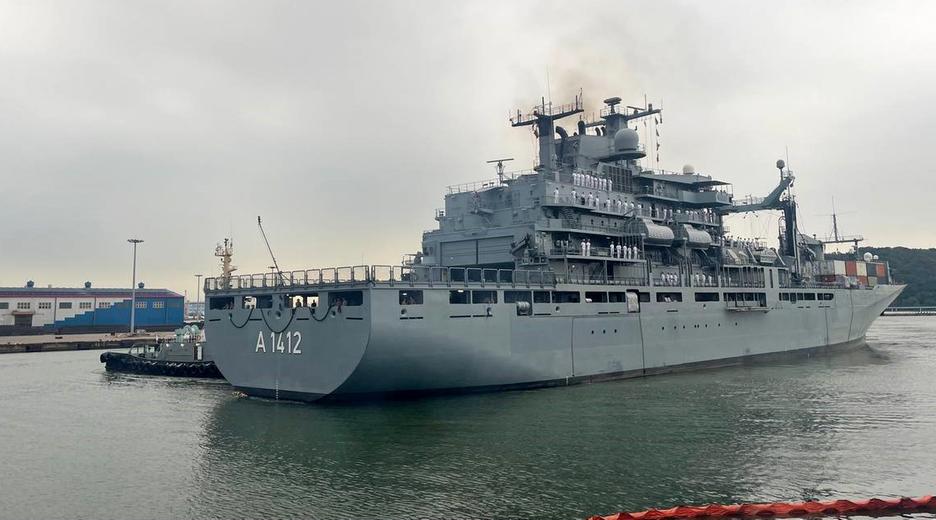  Das deutsche Versorgerschiff «Frankfurt am Main», das gemeinsam mit der Fregatte «Baden-Württemberg» im Indo-Pazifik auf Mission ist, läuft im Hafen von Incheon ein.