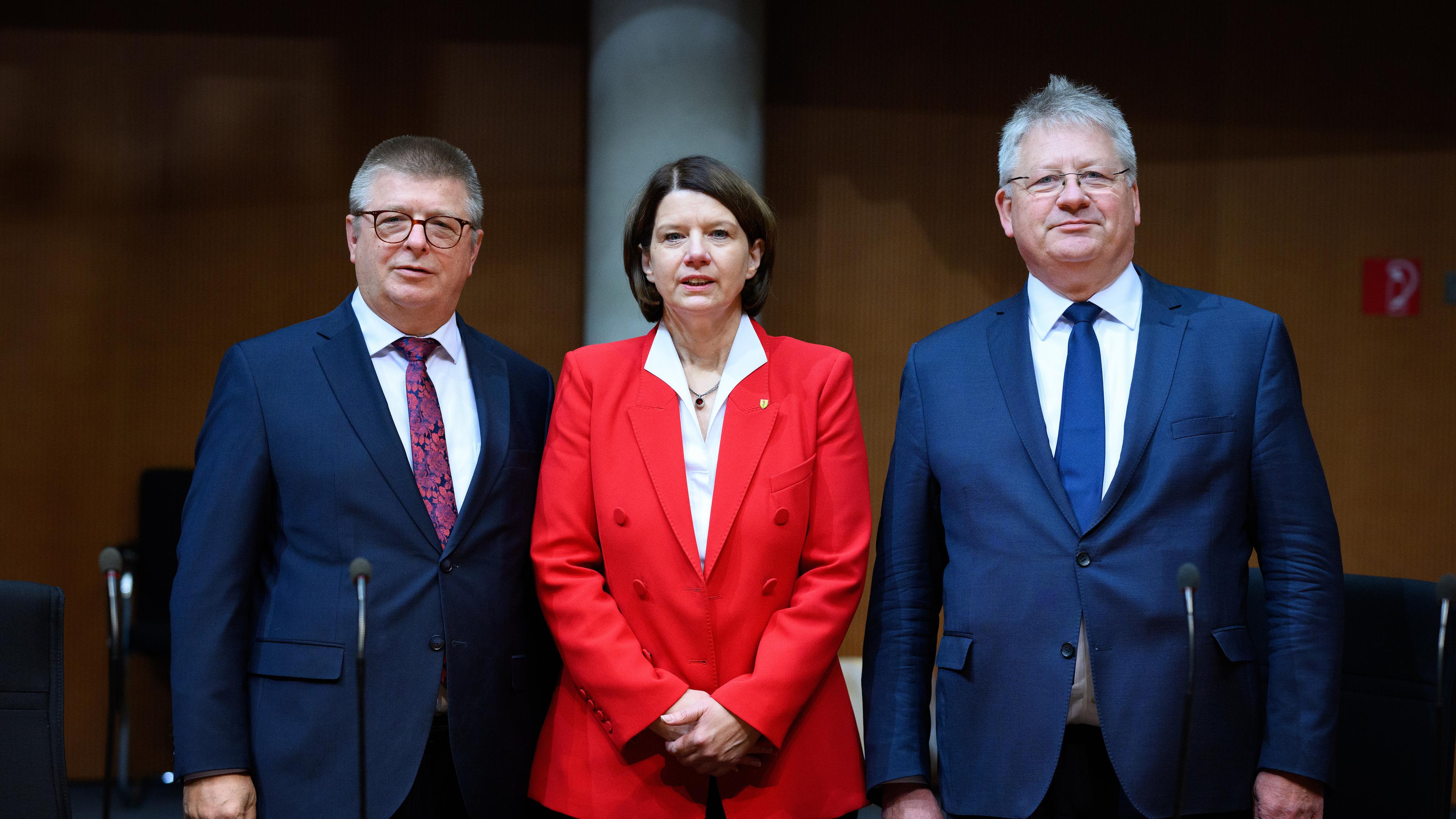 14.10.2024, Berlin: Thomas Haldenwang (l-r), Präsident des Bundesamts für Verfassungsschutz (BfV), Martina Rosenberg, Präsidentin des Militärischen Abschirmdienstes (MAD), und Bruno Kahl, Präsident des Bundesnachrichtendienstes (BND), stehen zu Beginn der öffentlichen Sitzung des Parlamentarischen Kontrollgremiums des Deutschen Bundestages im Europasaal im Paul-Löbe-Haus.