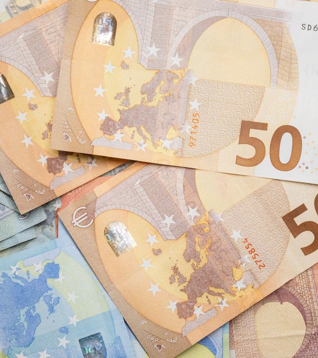 Mehrere Geldscheine liegen aufeinander