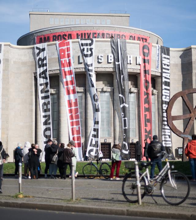 16.10.2024, Berlin: Die Fassade der Volksbühne wird im Rahmen des Aktionstag #BerlinistKultur gegen drohende Kürzungen im Berliner Kulturbereich mit Bannern von Aufführungen verhüllt.