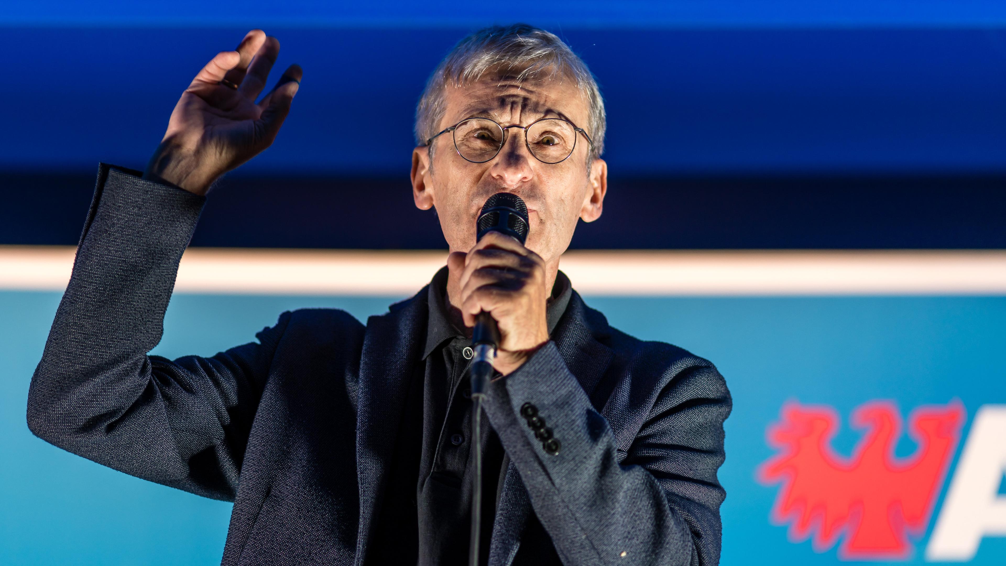 19.09.2024, Brandenburg, Cottbus: Hans-Christoph Berndt, Spitzenkandidat der AfD zur Landtagswahl in Brandenburg, spricht auf einer Bühne bei einer Wahlkampfveranstaltung seiner Partei auf dem Oberkirchplatz.