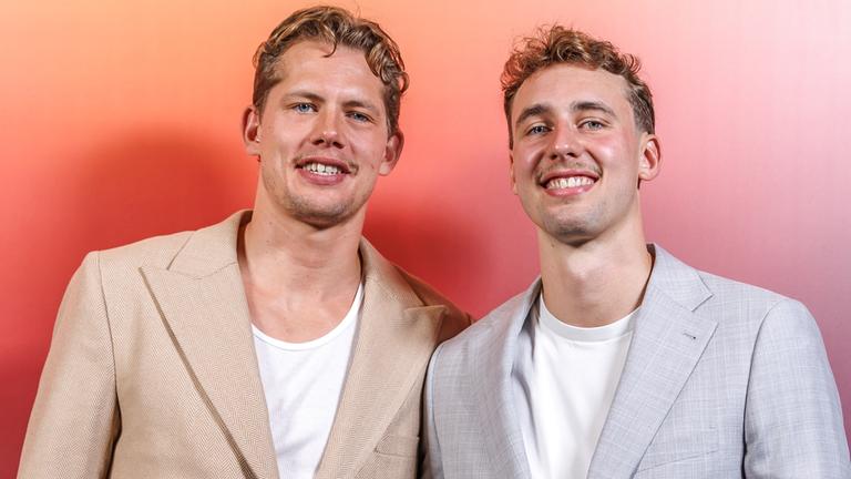 23.09.2024, Berlin: Basketball: Die Basketballprofis und Brüder Moritz (l) und Franz Wagner stehen bei einem Fototermin vor der Preview zum Teil 1 der ZDF-Doku "THE WAGNER BROTHERS: Zwei Brüder, ein Traum" im Colosseum Filmtheater Berlin.