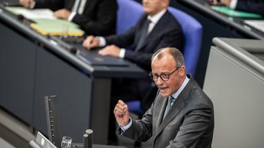 26.06.2024, Berlin: Friedrich Merz (vorn), CDU-Bundesvorsitzender und CDU/CSU Fraktionsvorsitzender im Bundestag, spricht vor Bundeskanzler Olaf Scholz (SPD), nach der Regierungserklärung zu den Gipfeltreffen von EU und NATO im Bundestag.
