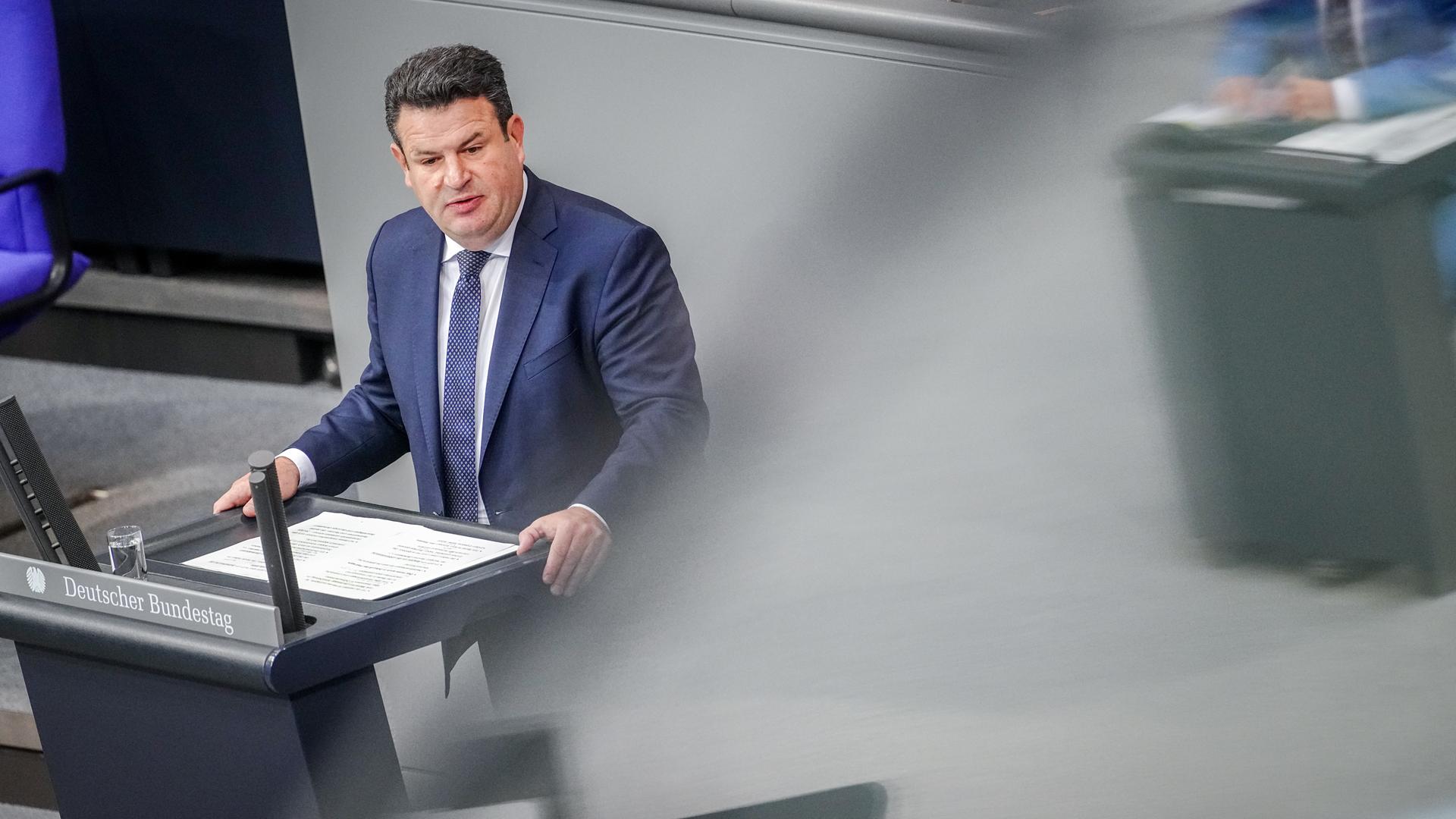 27.09.2024, Berlin: Hubertus Heil (SPD), Bundesminister für Arbeit und Soziales, spricht im Bundestag zum Rentenpaket II in erster Lesung. 