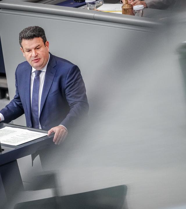 27.09.2024, Berlin: Hubertus Heil (SPD), Bundesminister für Arbeit und Soziales, spricht im Bundestag zum Rentenpaket II in erster Lesung. 