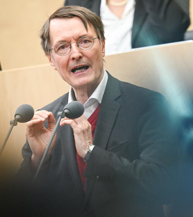  Karl Lauterbach (SPD), Bundesminister für Gesundheit, spricht während der 1049. Plenarsitzung des Bundesrates in Berlin am 22.11.2024