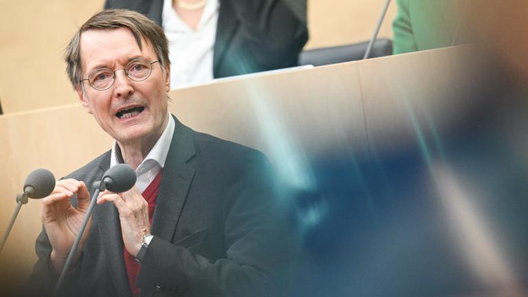  Karl Lauterbach (SPD), Bundesminister für Gesundheit, spricht während der 1049. Plenarsitzung des Bundesrates in Berlin am 22.11.2024