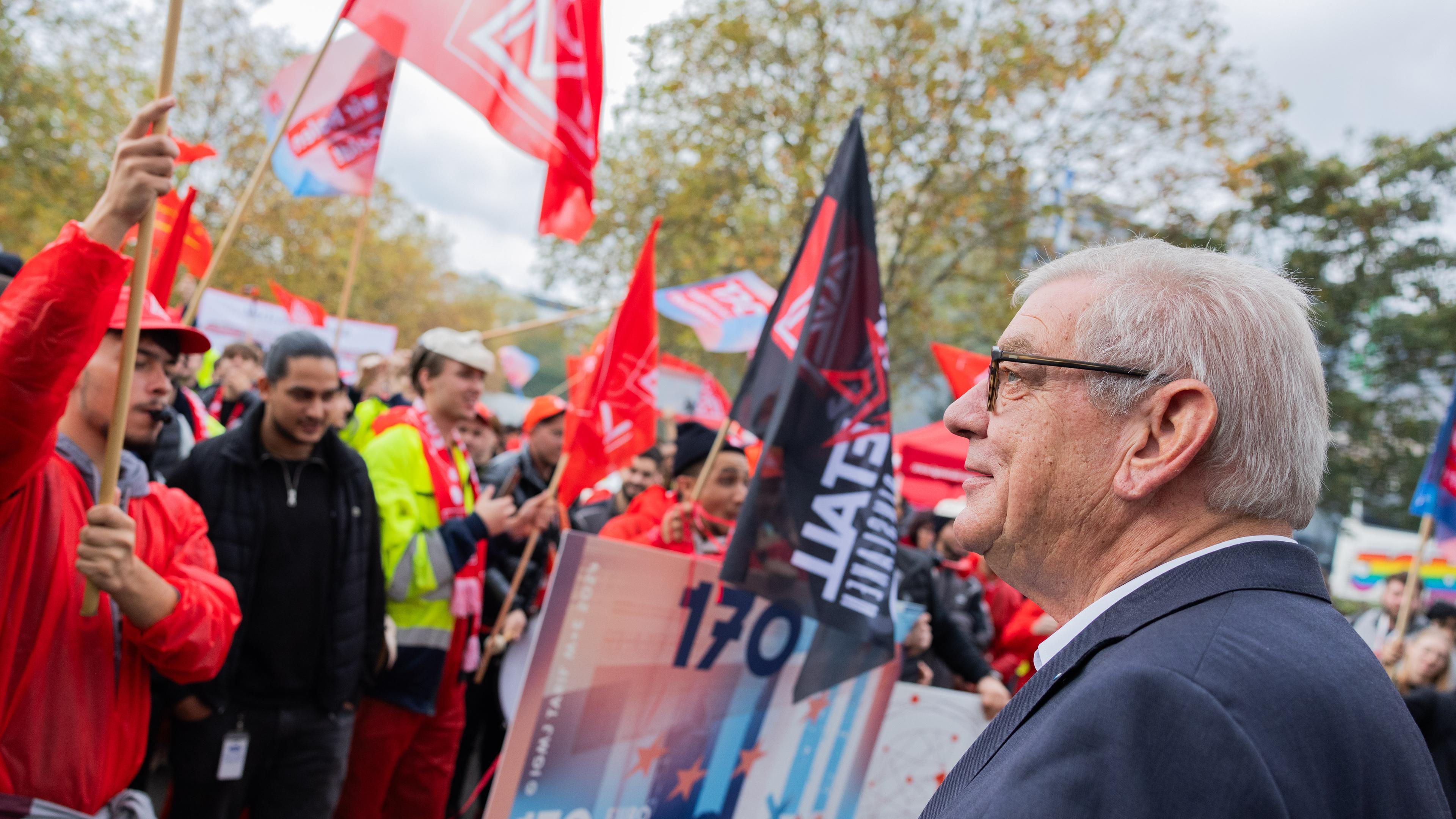 31.10.2024, Nordrhein-Westfalen, Neuss: Arndt Kirchhoff, Präsident von Metall NRW und Verhandlungsführer der Arbeitgeber, steht am Rande der dritten Runde der Tarifverhandlungen der Metall- und Elektroindustrie vor Demonstranten der IG Metall Jugend.