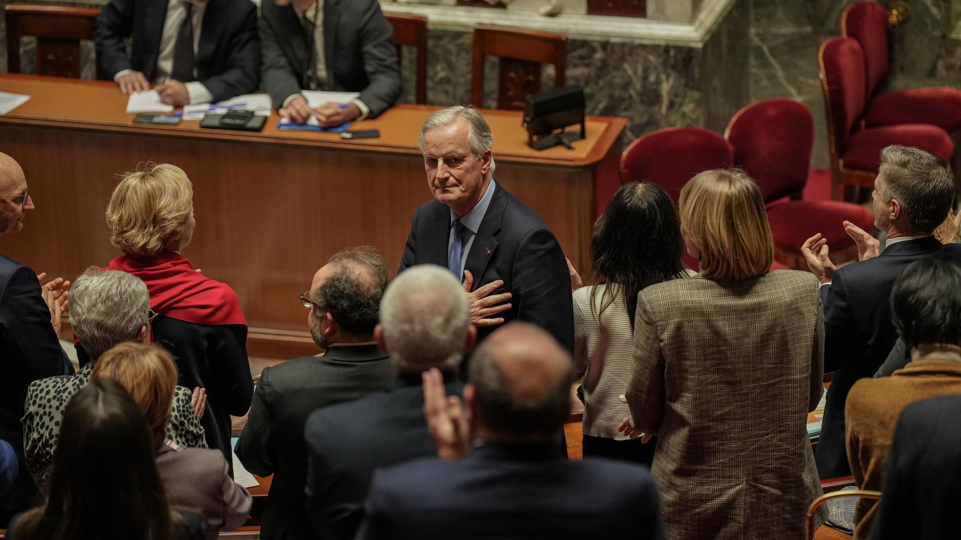 04.12.2024, Frankreich, Paris: Der französische Premier Michel Barnier nimmt an einer Debatte über Misstrauensanträge gegen seine Regierung in der Nationalversammlung teil.