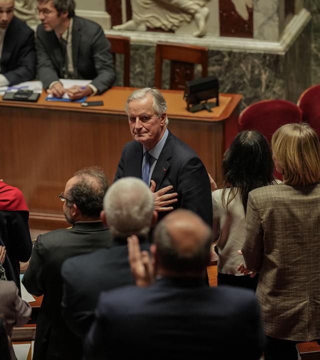 04.12.2024, Frankreich, Paris: Der französische Premier Michel Barnier nimmt an einer Debatte über Misstrauensanträge gegen seine Regierung in der Nationalversammlung teil.