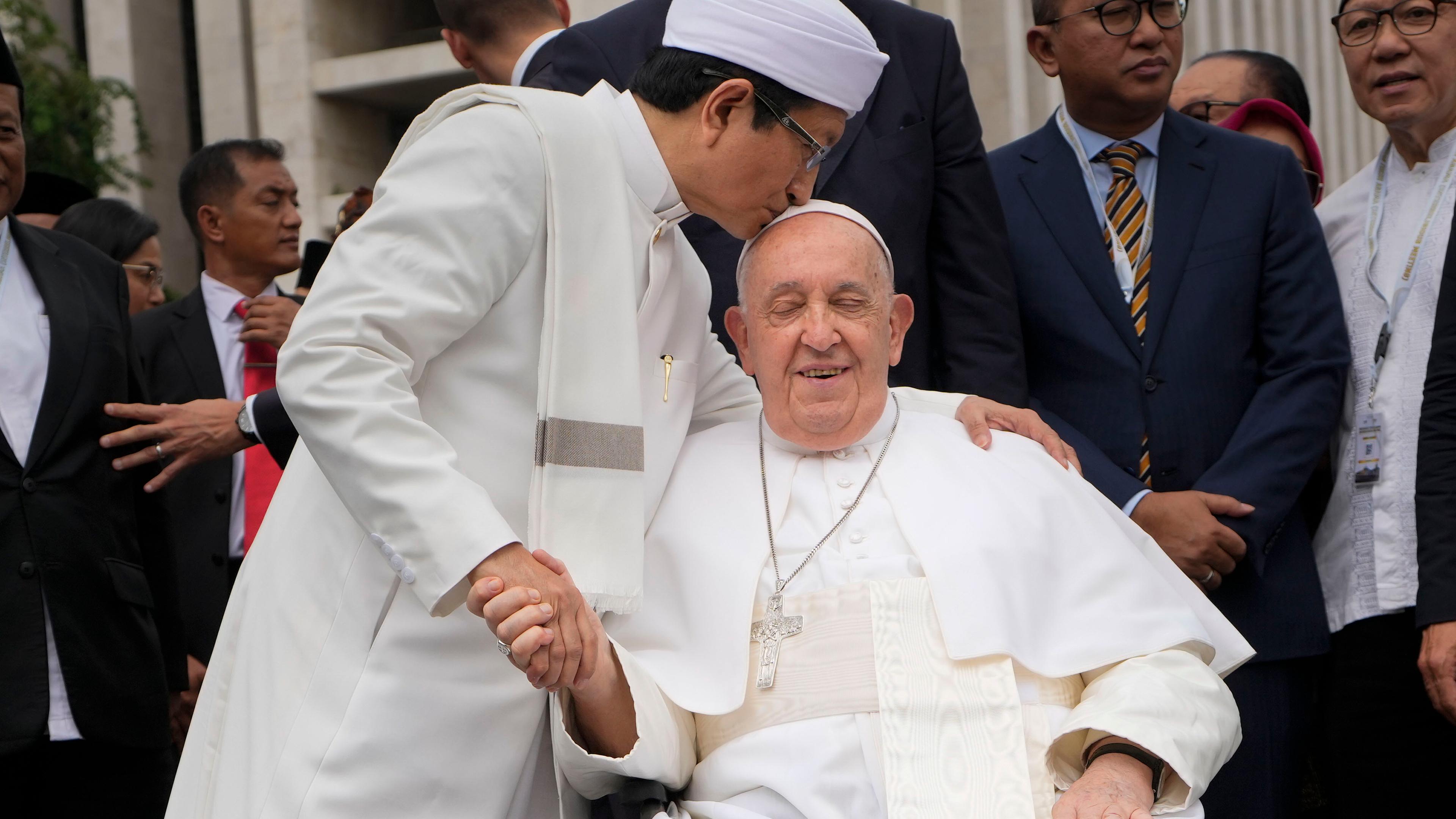 Der Großimam Nasaruddin Umar küsst Papst Franziskus zum Abschied nach der Unterzeichnung der "Gemeinsamen Erklärung von Istiqlal 2024" in der Istiqlal-Moschee in Jakarta. Papst Franziskus forderte Indonesien am Mittwoch auf, sein Versprechen der "Harmonie in der Vielfalt" einzulösen und religiöse Intoleranz zu bekämpfen, während er ein strenges Tempo für seine 11-tägige Reise durch vier Länder im tropischen Südostasien und Ozeanien vorgab.