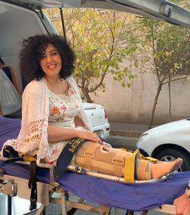  Auf diesem vom Archiv der Narges-Stiftung via AP veröffentlichten Foto ist die Friedensnobelpreisträgerin Narges Mohammadi zu sehen, nachdem sie am Mittwoch, dem 4. Dezember 2024 vorübergehend aus dem Gefängnis entlassen wurde.