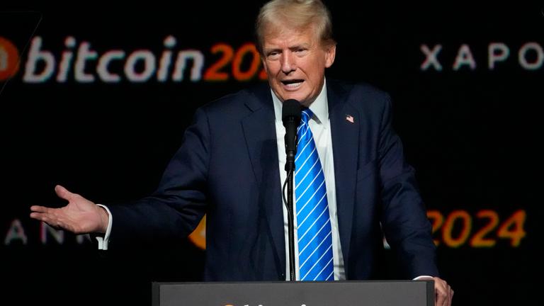 Der damalige republikanische US-Präsidentschaftskandidat und ehemalige US-Präsident Donald Trump spricht auf der Bitcoin 2024 Konferenz in Nashville, Tennessee.