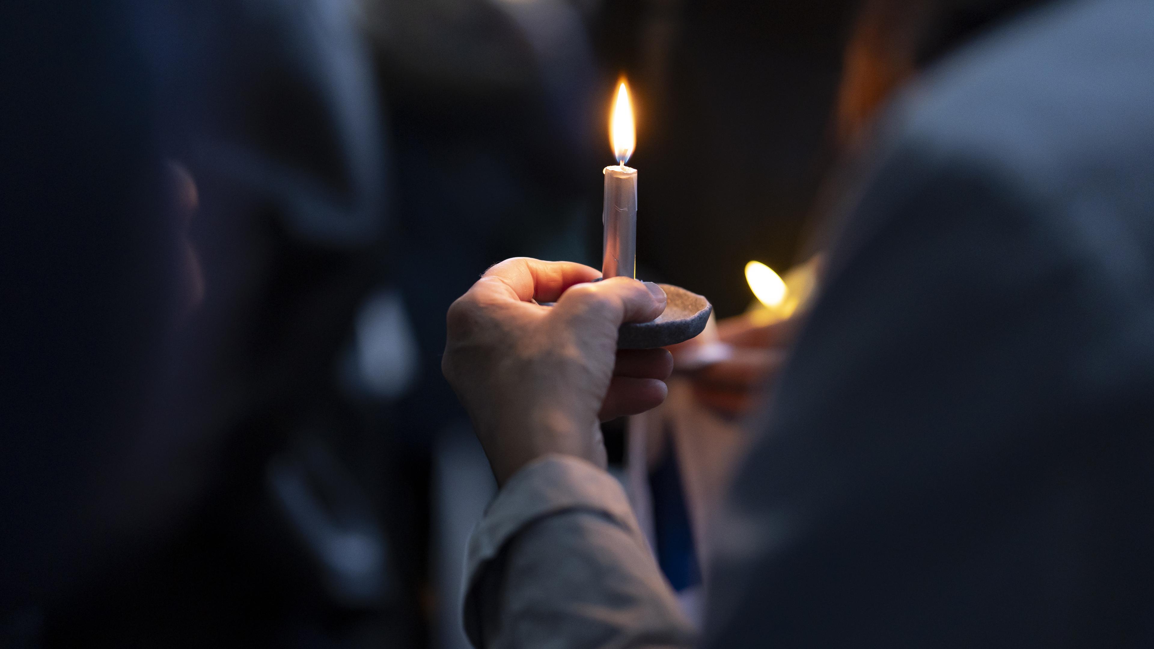  Kerzen werden bei einer Gedenkveranstaltung des Schweizerischen Israelitischen Gemeindebundes am Jahrestag des Hamas-Angriffs auf Israel vom 7. Oktober 2023 gehalten. 