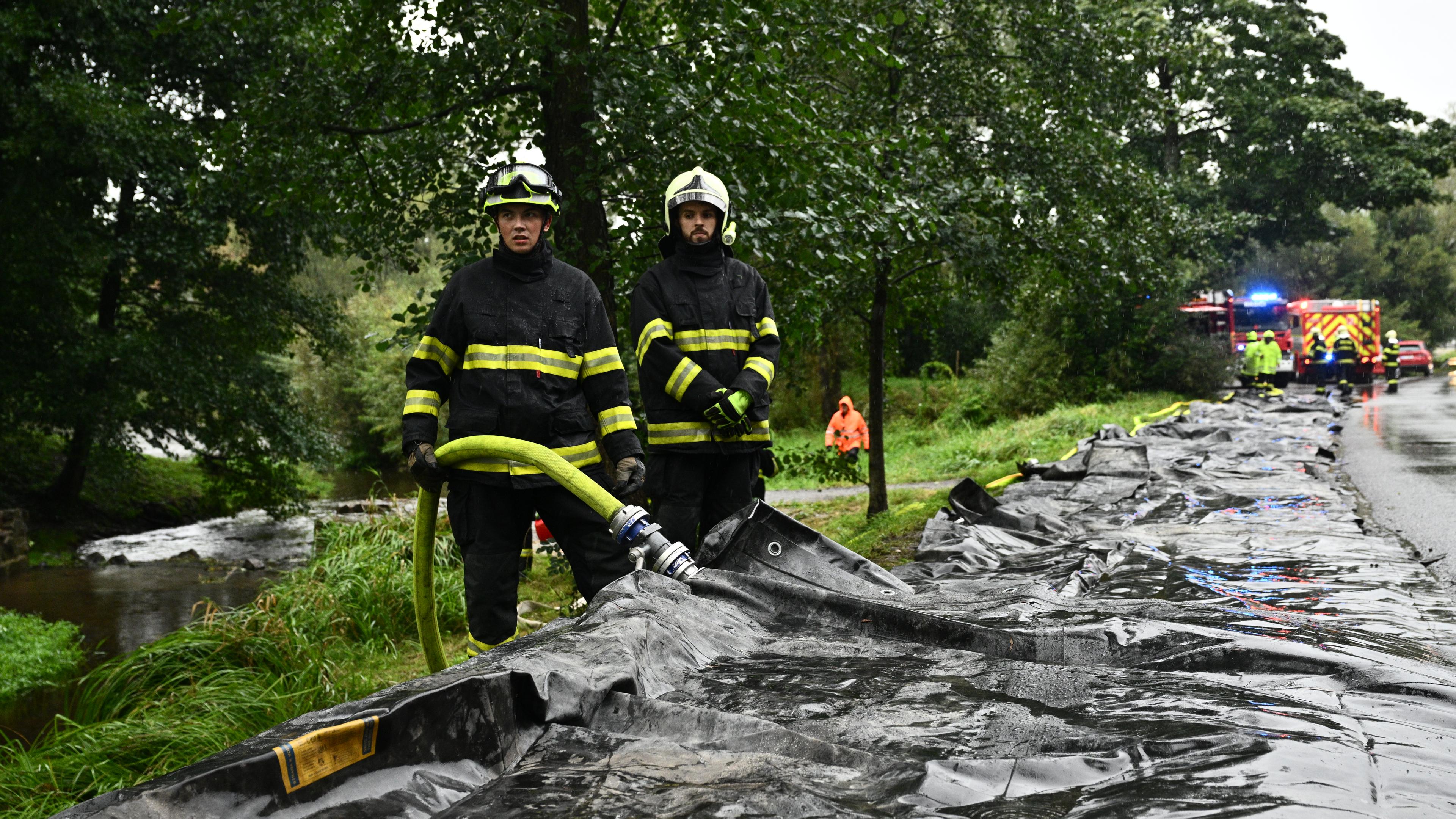 Die Feuerwehr führt Hochwasserschutzmaßnahmen durch. Entlang der Flüsse in Tschechien laufen die Vorbereitungen auf drohende Hochwasser. Die Regierung berief einen Krisenstab ein.