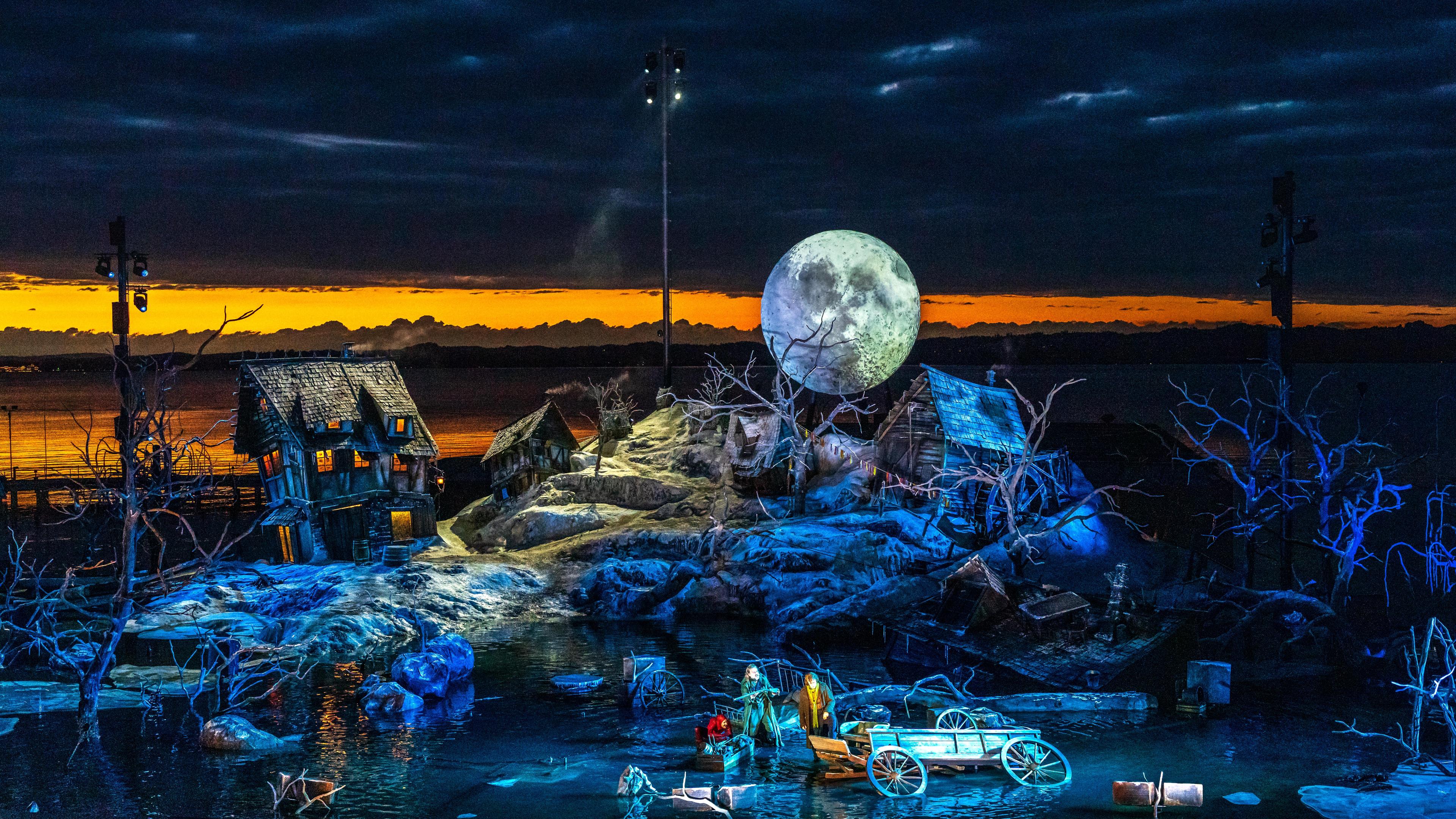 13.07.2024, Österreich, Bregenz Am Bodensee: Schauspieler führen auf der Seebühne anlässlich der Bregenzer Festspiele im Rahmen einer Fotoprobe das Stück «Der Freischütz» von Carl Maria von Weber auf.
