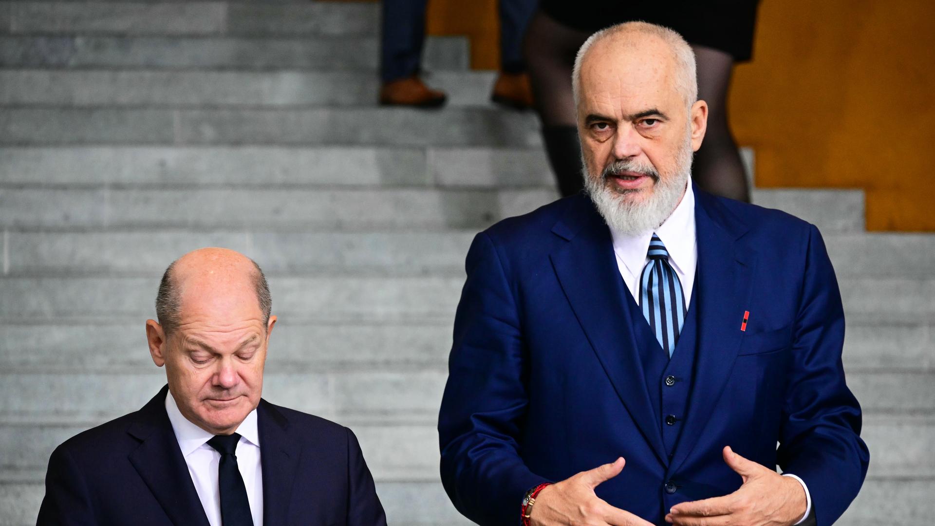 14.10.2024, Berlin: Bundeskanzler Olaf Scholz (l) steht neben Edi Rama, Ministerpräsident von Albanien, während eines Treffens mit Vertretern des Jugendforums und der Zivilgesellschaft beim Westbalkan-Gipfel im Kanzleramt.
