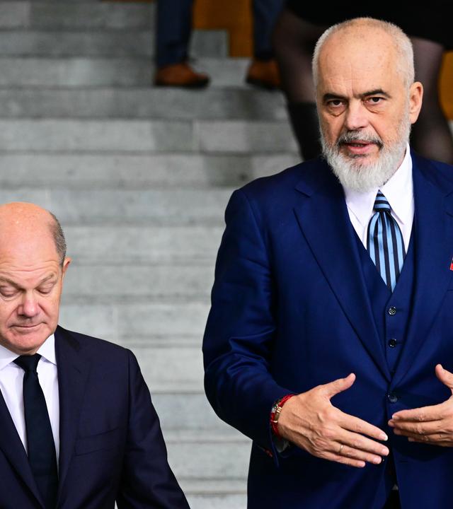 14.10.2024, Berlin: Bundeskanzler Olaf Scholz (l) steht neben Edi Rama, Ministerpräsident von Albanien, während eines Treffens mit Vertretern des Jugendforums und der Zivilgesellschaft beim Westbalkan-Gipfel im Kanzleramt.