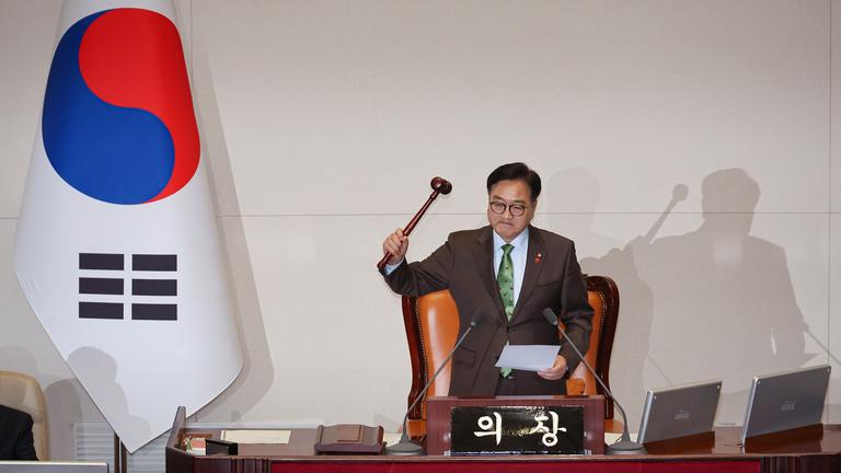 Der Sprecher der Nationalversammlung Woo Won-shik erklärt im Parlament in Seoul die Verabschiedung eines Amtsenthebungsantrags gegen Präsident Yoon Suk Yeol. Südkoreas Parlament hat für ein Amtsenthebungsverfahren gegen Präsident Yoon Suk Yeol gestimmt.