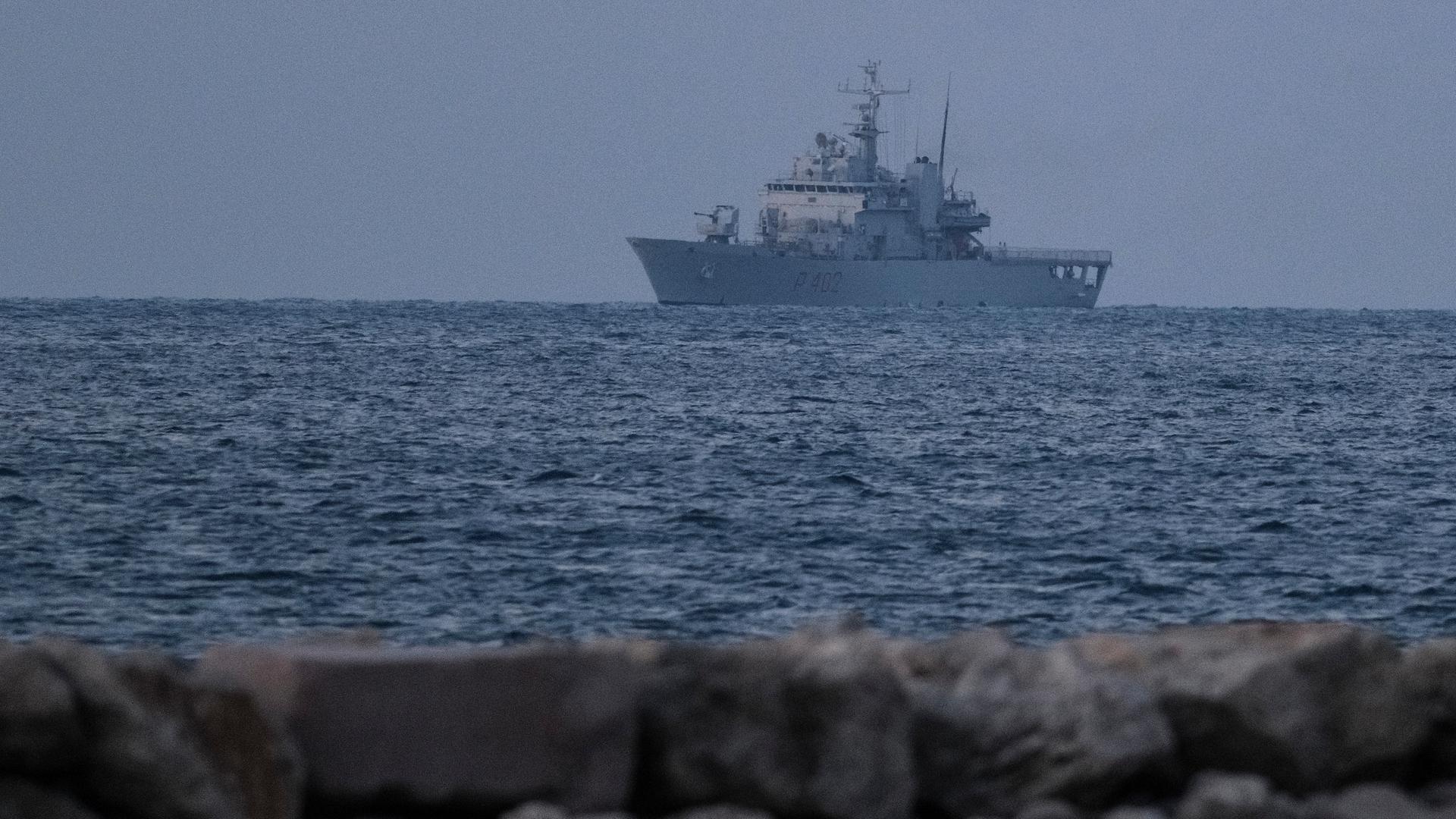 16.10.2024, Albanien, Shengjin: Ein italienisches Marineschiff nähert sich dem Hafen von Shengjin im Nordwesten Albaniens mit der ersten Gruppe von Migranten, die in internationalen Gewässern abgefangen wurden und deren Asylanträge im Rahmen eines Fünfjahresabkommens zwischen den beiden Ländern in Albanien statt in Italien bearbeitet werden. 