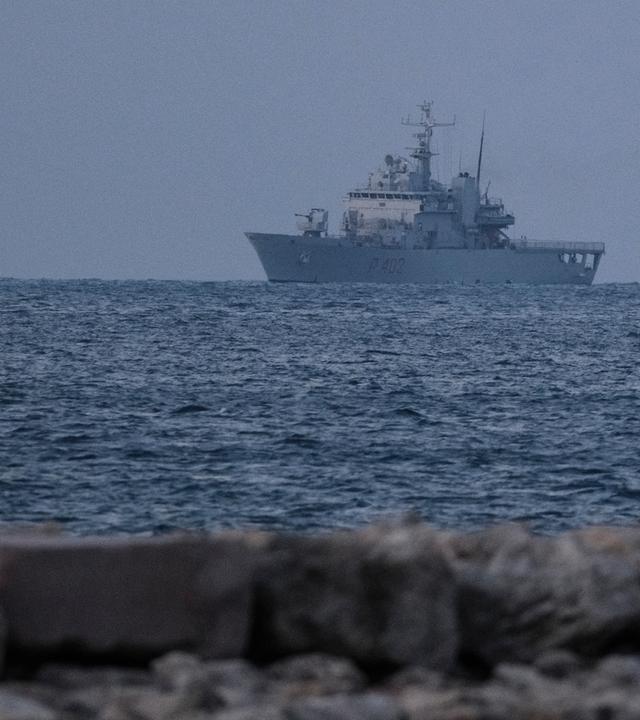 16.10.2024, Albanien, Shengjin: Ein italienisches Marineschiff nähert sich dem Hafen von Shengjin im Nordwesten Albaniens mit der ersten Gruppe von Migranten, die in internationalen Gewässern abgefangen wurden und deren Asylanträge im Rahmen eines Fünfjahresabkommens zwischen den beiden Ländern in Albanien statt in Italien bearbeitet werden. 