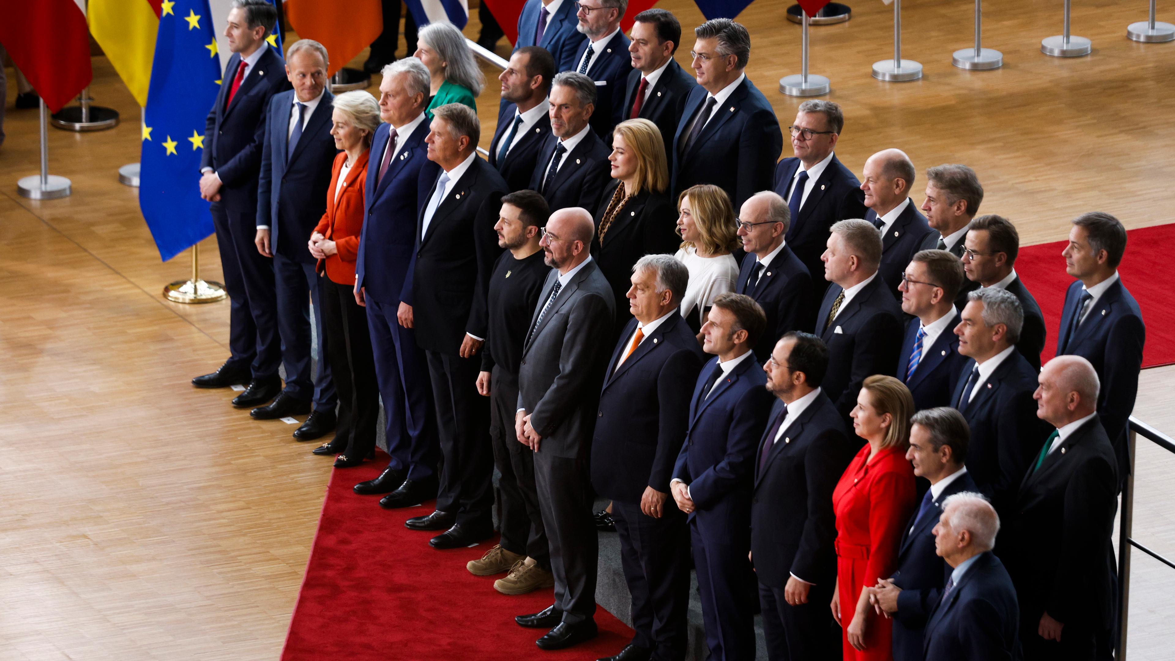 Die Staats- und Regierungschefs der Europäischen Union posieren für ein Gruppenfoto mit dem ukrainischen Präsidenten Wolodymyr Selenskyj, Präsident der Ukraine (vorne,6.v.l) während eines EU-Gipfels.