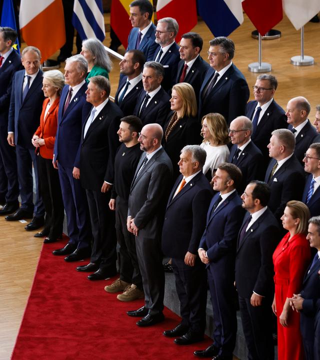 Die Staats- und Regierungschefs der Europäischen Union posieren für ein Gruppenfoto mit dem ukrainischen Präsidenten Wolodymyr Selenskyj, Präsident der Ukraine (vorne,6.v.l) während eines EU-Gipfels.