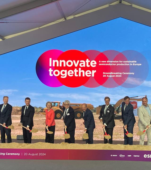 20.08.2024, Dresden: Maarten Dirkzwager (l-r) von NXP Semiconductors, Sachsen Ministerpräsident Michael Kretschmer (CDU), EU-Kommissionspräsidentin Ursula von der Leyen (CDU), TSMC-Chef C.C. Wei, Bundeskanzler Olaf Scholz (SPD), ESMC-Präsident Christian Koitzsch, Infineon-Chef Jochen Hanebeck und Dresdens Oberbürgermeister Dirk Hilbert (FDP) stehen beim symbolischen ersten Spatenstich für das Chipwerk ESCM zusammen.