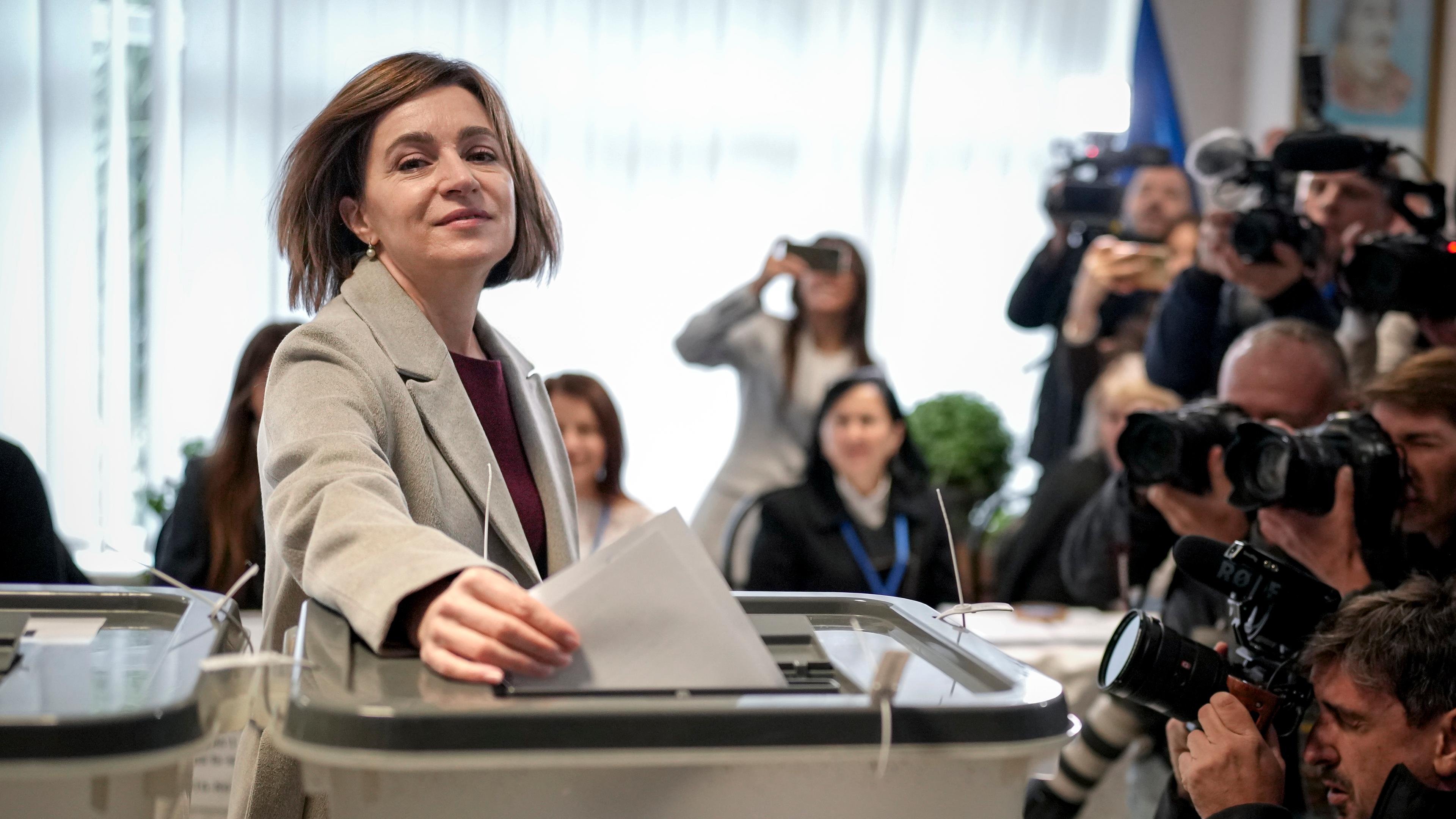 Die moldawische Präsidentin Maia Sandu bereitet sich auf die Stimmabgabe vor.