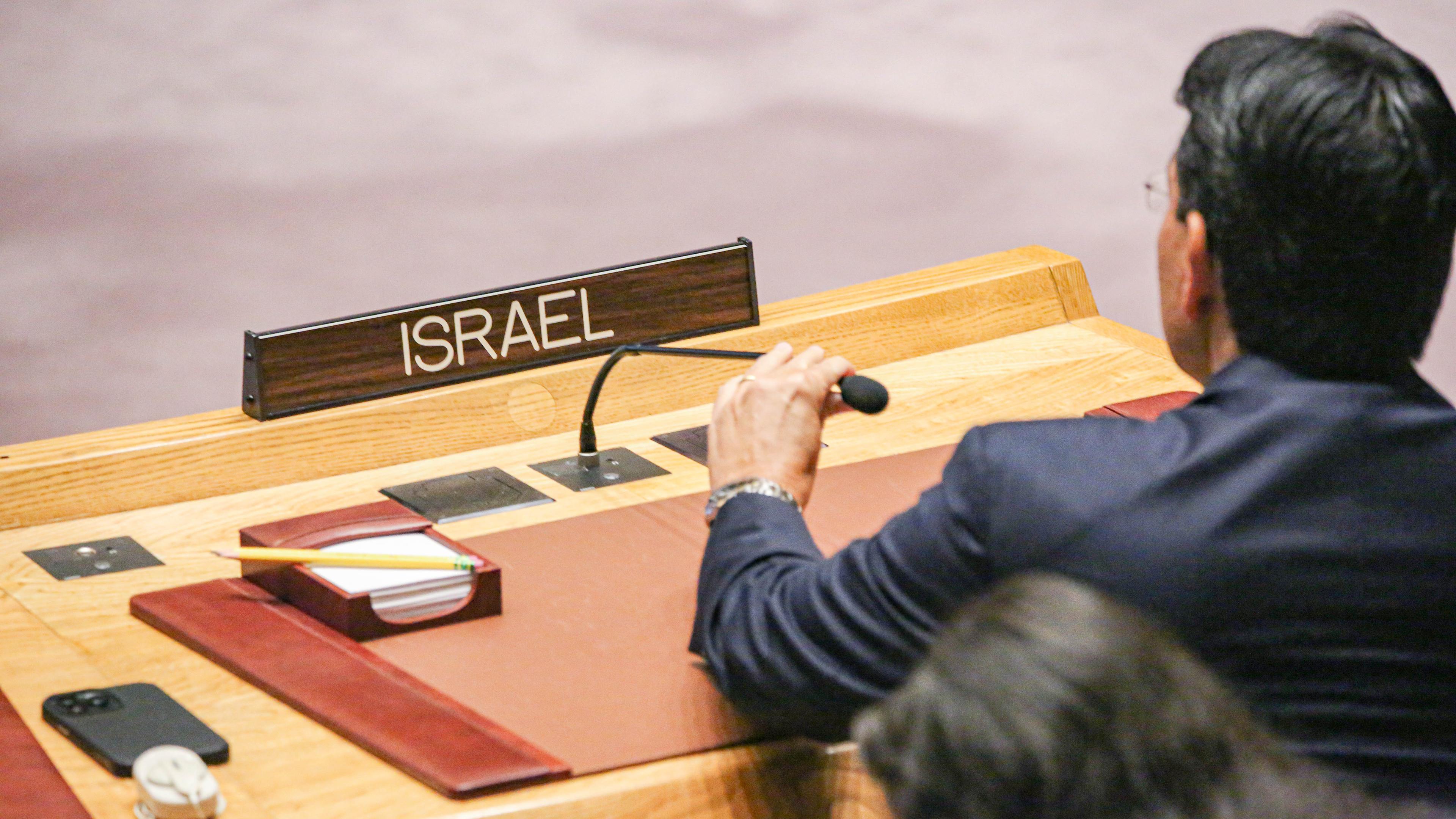 22.08.2024, USA, New York: UN-Botschafter Danny Danon, der neue Ständige Vertreter Israels bei den Vereinten Nationen, richtet sein Mikrofon vor einer Sitzung im UN-Sicherheitsrat aus.