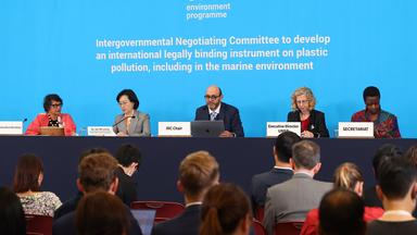 Der Vorsitzende des internationalen Verhandlungsausschusses, Luis Vayas Valdivieso (M), spricht neben Inger Andersen, Exekutivdirektorin des UNEP, (2.v.r.), während einer Pressekonferenz.Vertreter aus über 170 Ländern ringen nach Maßnahmen, um die globale Plastikverschmutzung zu stoppen.