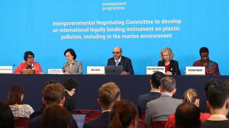 Der Vorsitzende des internationalen Verhandlungsausschusses, Luis Vayas Valdivieso (M), spricht neben Inger Andersen, Exekutivdirektorin des UNEP, (2.v.r.), während einer Pressekonferenz.Vertreter aus über 170 Ländern ringen nach Maßnahmen, um die globale Plastikverschmutzung zu stoppen.