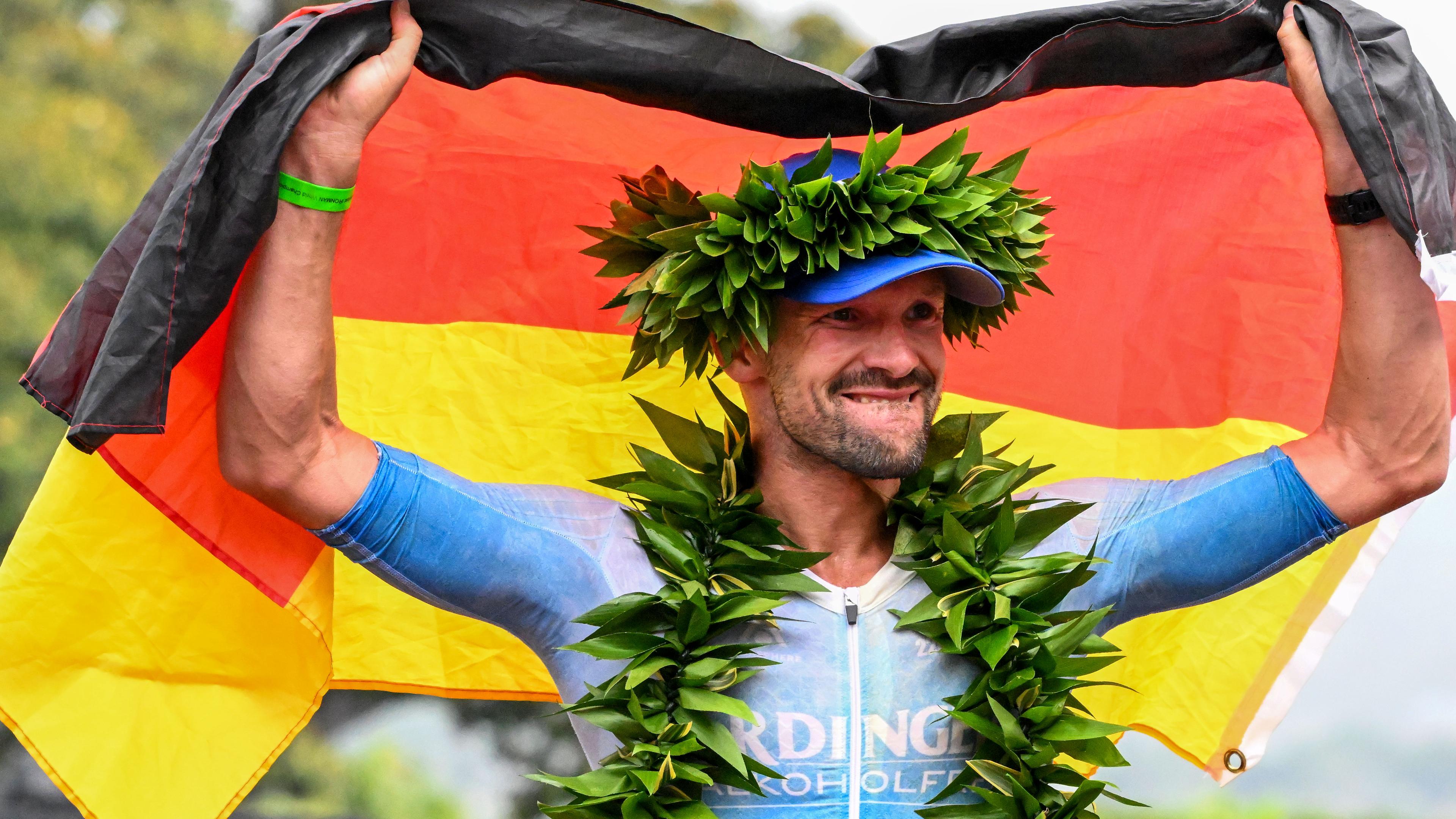  Patrick Lange geswinnt den Ironman auf Hawaii und jubelt