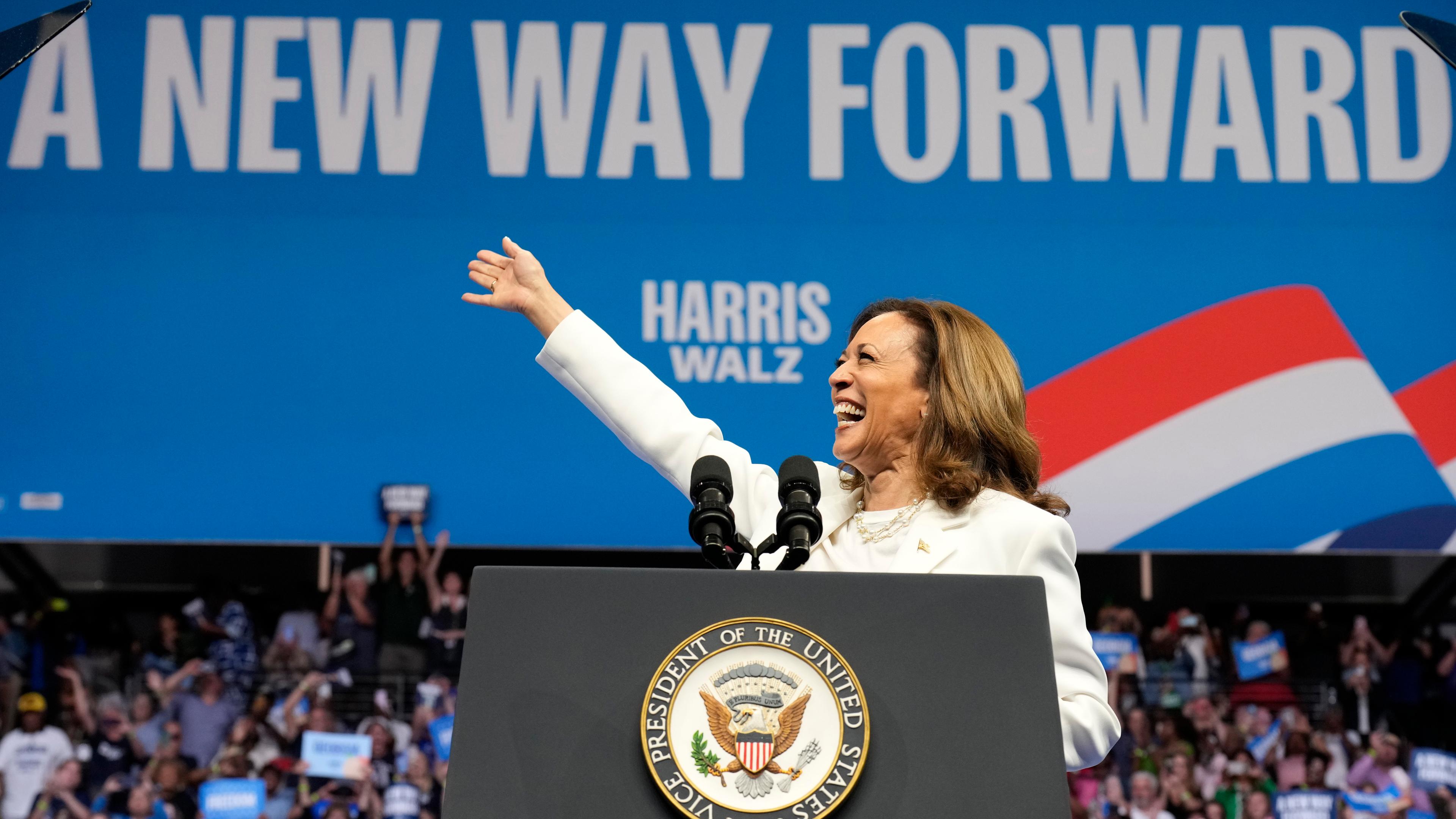  Die demokratische Präsidentschaftskandidatin und US-Vizepräsidentin Kamala Harris spricht bei einer Wahlkampfveranstaltung.