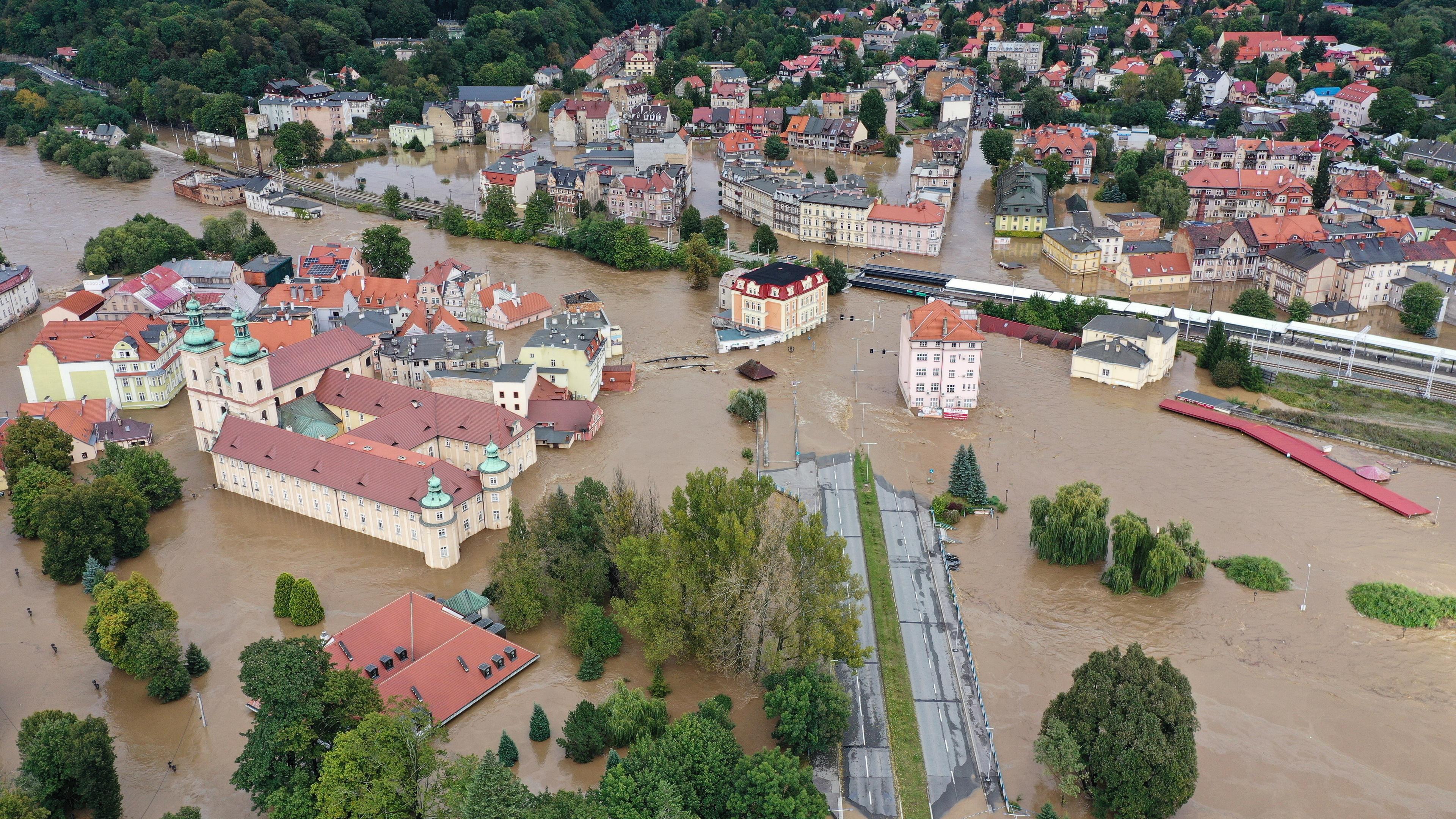  Ein mit einer Drohne aufgenommenes Luftbild zeigt das überflutete Klodzko im Südwesten Polens, 15. September 2024