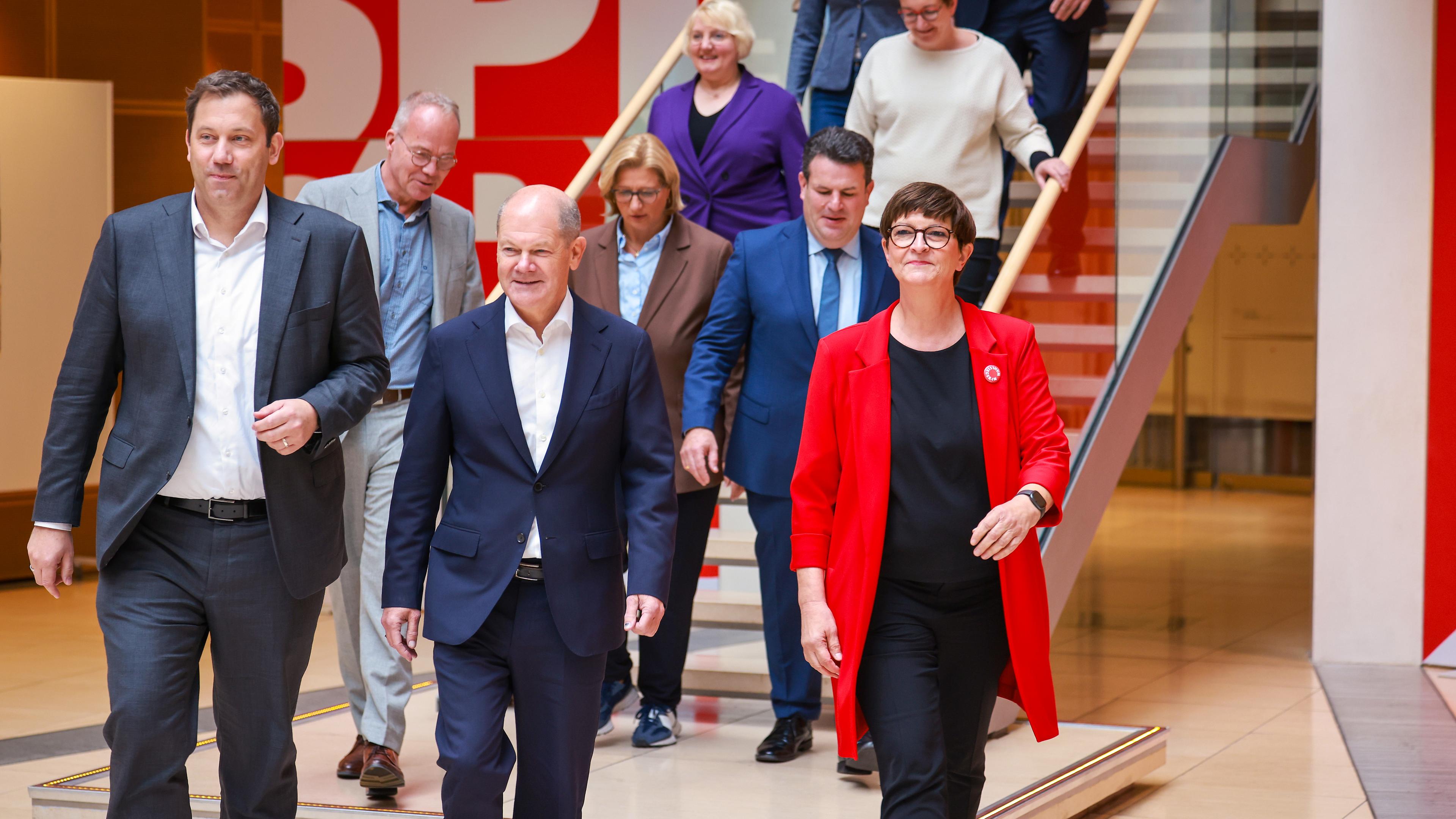 Bundeskanzler Olaf Scholz, die Co-Vorsitzenden der Sozialdemokratischen Partei Saskia Esken und Lars Klingbeil gehen zusammen mit SPD-Parteikollegen eine Treppe hinunter, um an einer Klausurtagung des SPD-Vorstands in Berlin teilzunehmen, Deutschland, 13. Oktober 2024.